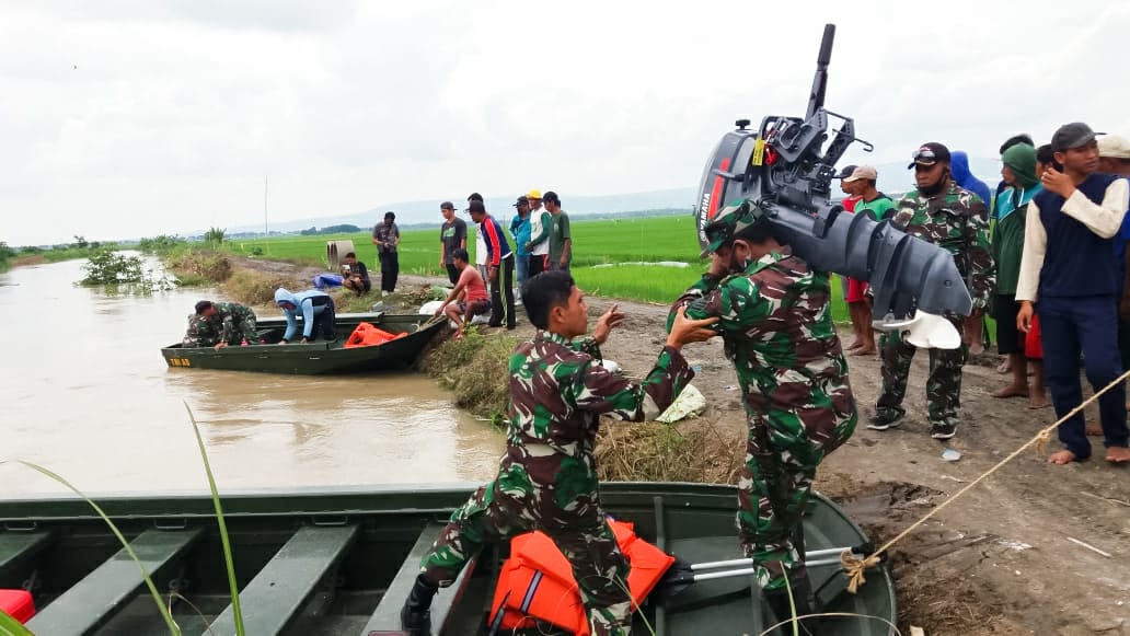 Kodim 0813 Bojonegoro Kerahkan Dua Unit Perahu Atasi Tanggul Sungai Avoor Kanor