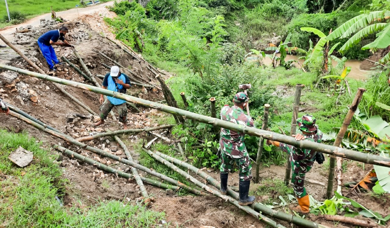 Danramil Sukosewu, BPBD Bojonegoro dan Masyarakat Gotong Royong Pasang Penahan Longsor