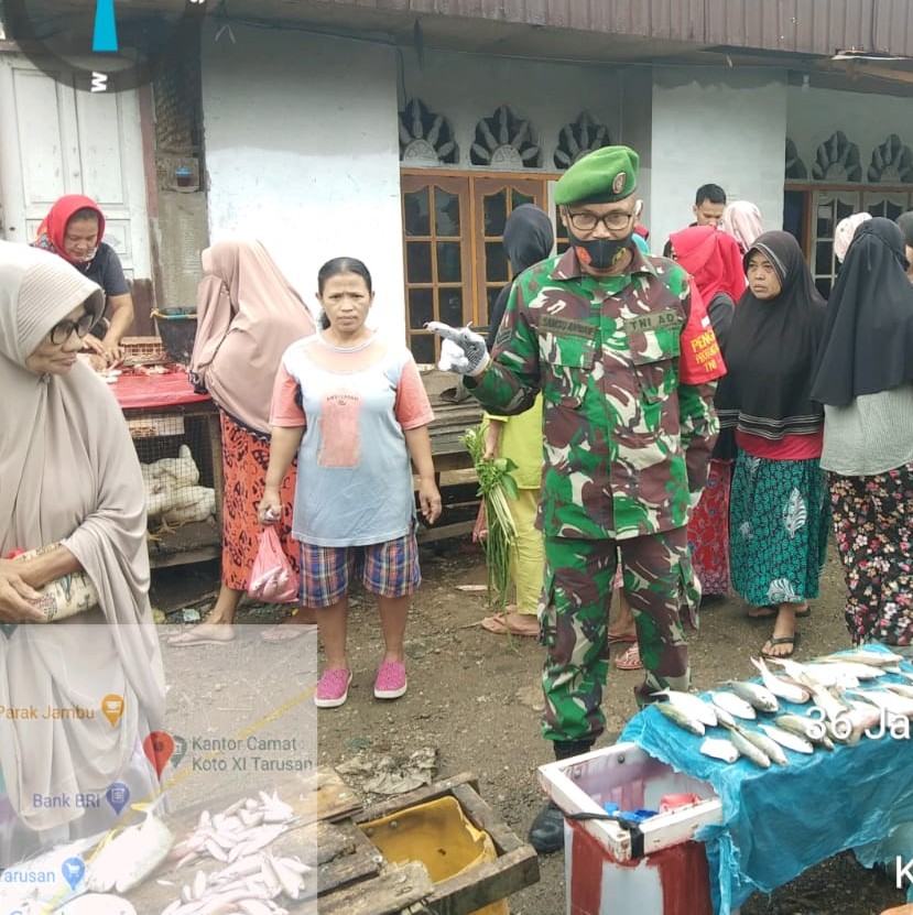 Cegah Penyebaran Covid-19 Babinsa Koramil 0311-07/Tarusan Himbau Pedagang Dan Pengunjung Pakai Masker