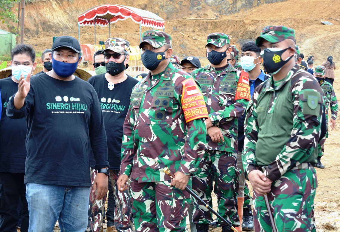 Pangdam VI/Mulawarman dan Danrem 091/ASN Tinjau Desa Sinergi Hijau