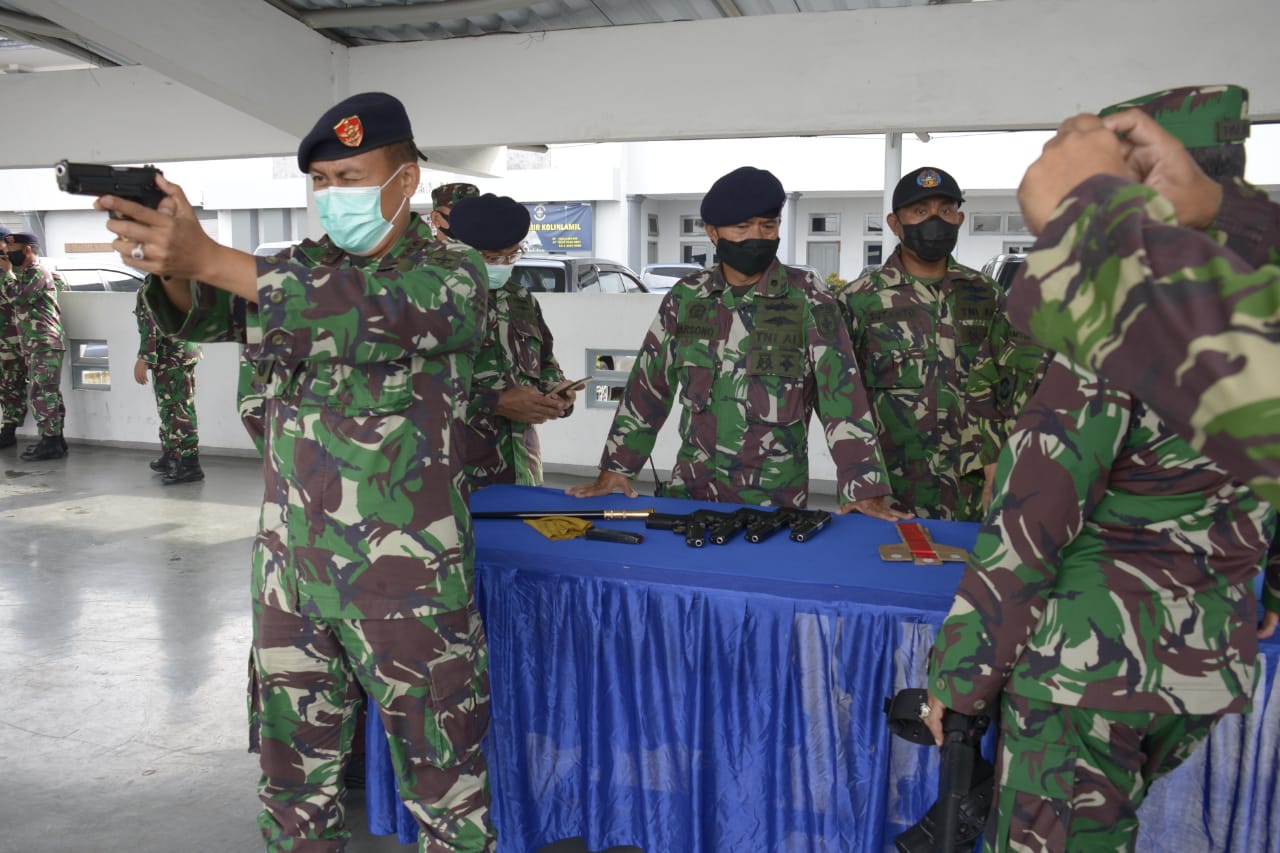 Perwira dan Prajurit Denmako Asah Kemampuan Menembak Pistol dan Laras Panjang