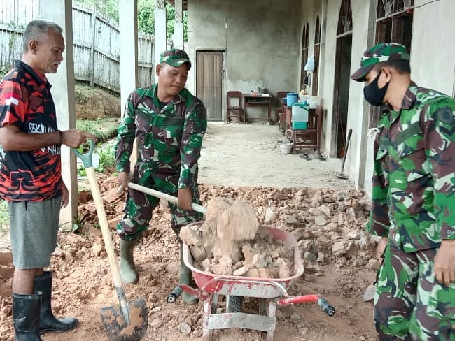 Bersama Masyarakat, Anggota Koramil Kota Bangun Jalin Kebersamaan Melalui Gotong Royong