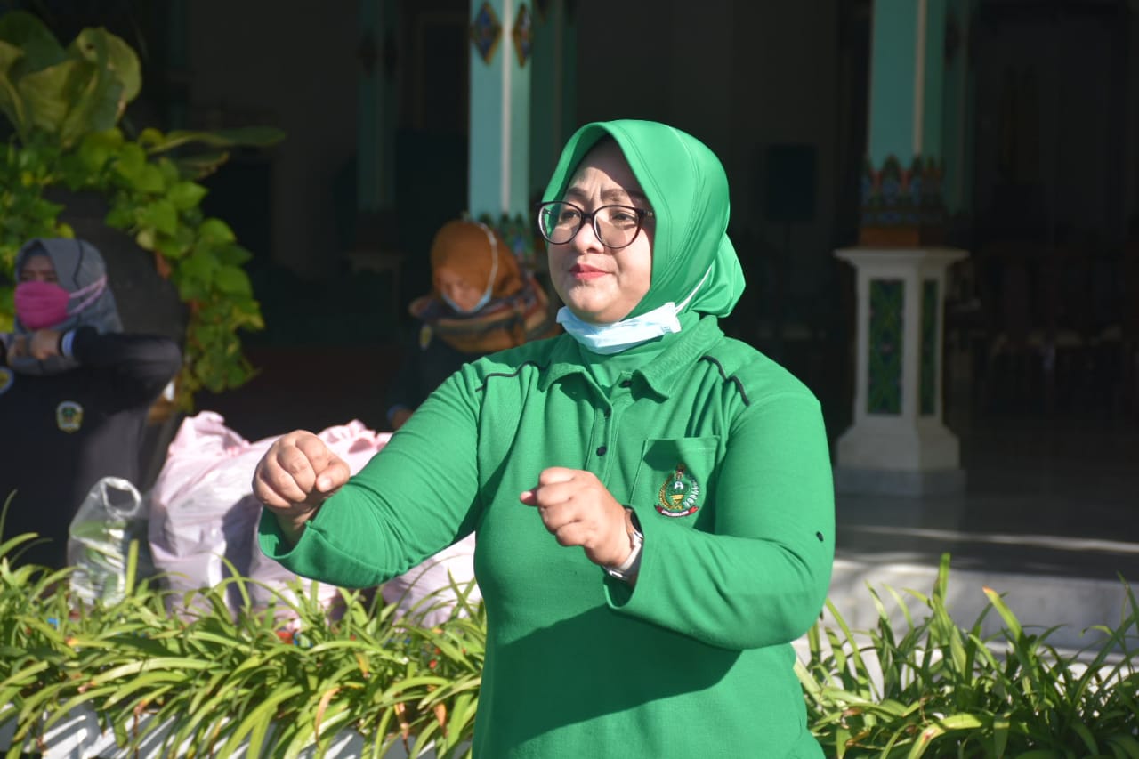 Ketua Persit Dim 0803 Laksanakan Senam Pagi Bersama Istri Pejabat Forkopimda Kabupaten Madiun