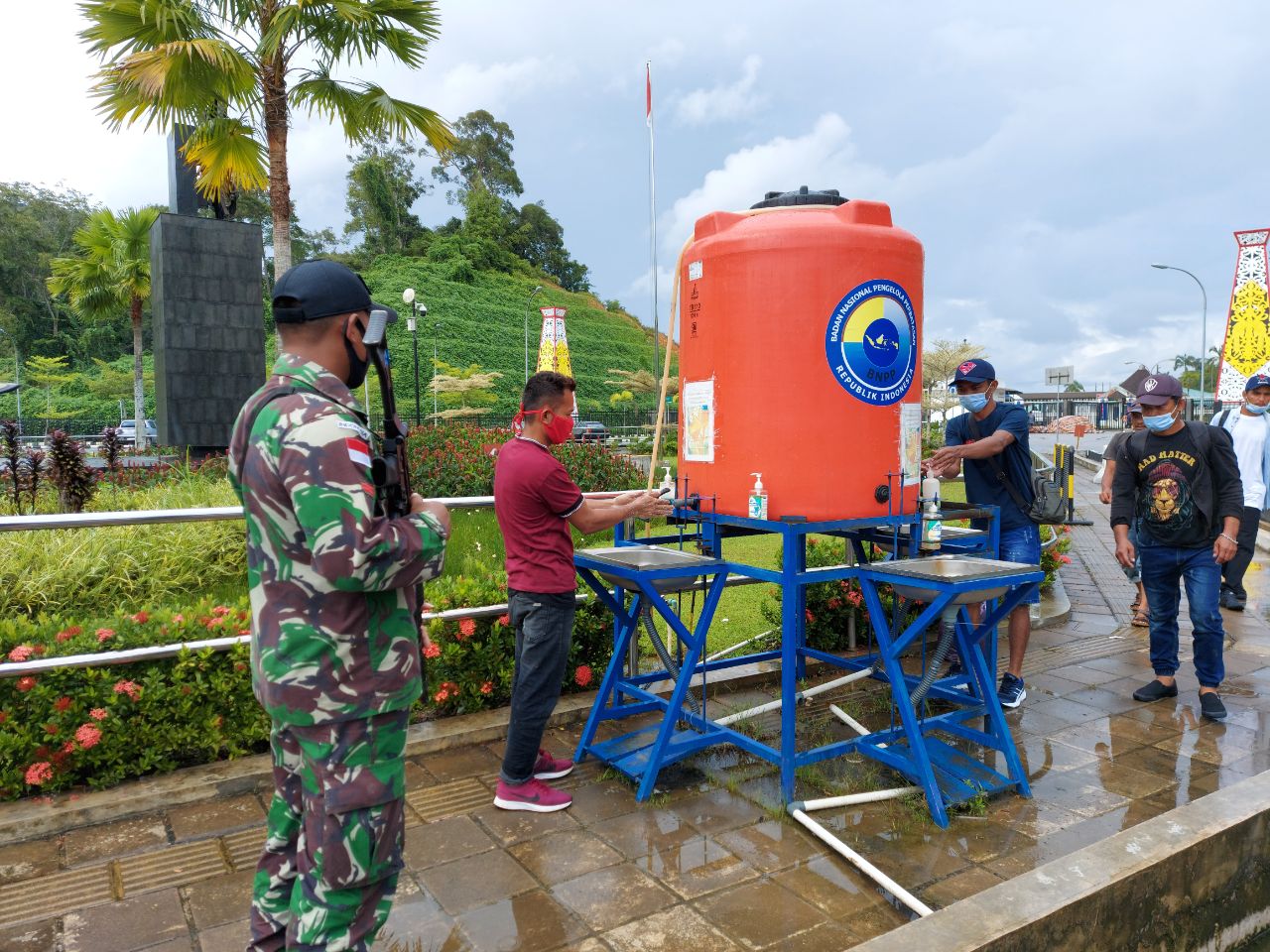 Satgas Pamtas Yonif 642 Berlakukan Protokol Kesehatan Kepada Pelintas Batas