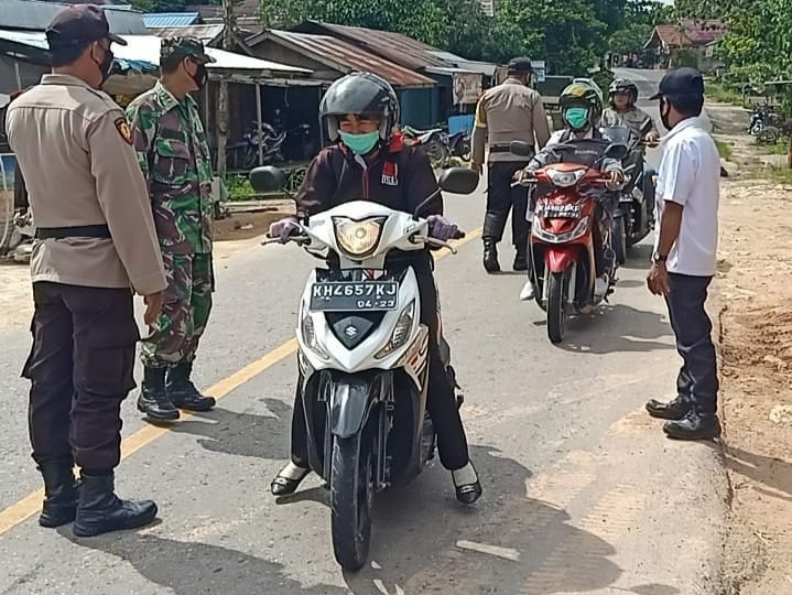 Kebersamaan Koramil dan Polsek Tabak Gelar Tegakan Protokol Kesehatan