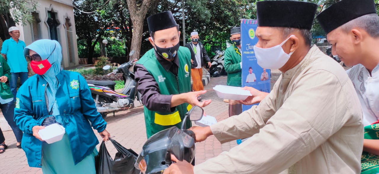 Jum’at Berkah Prima DMI DKI Jakarta berbagi Nasi Box Gratis