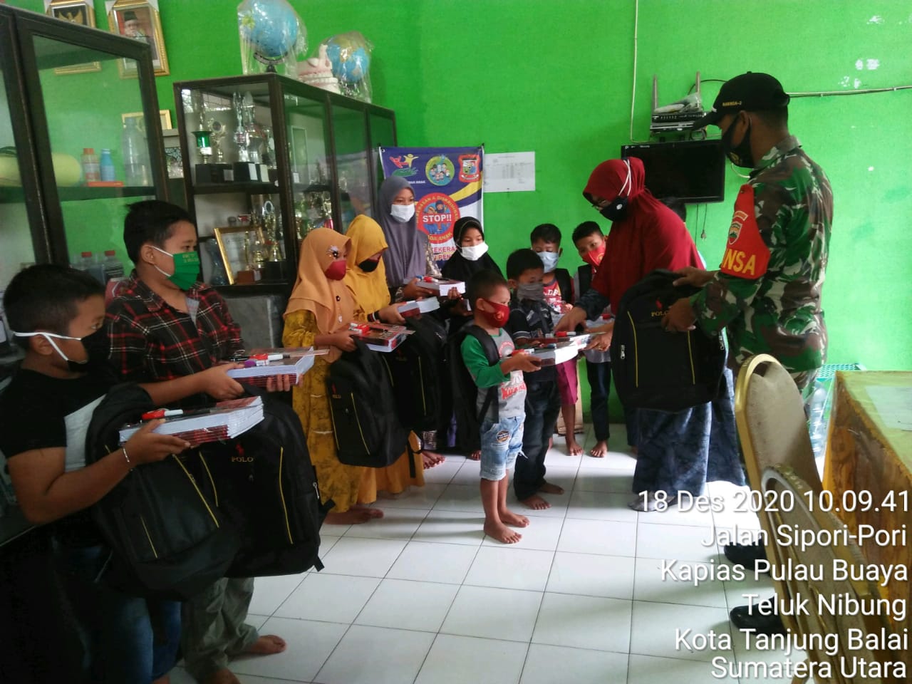 Personel Jajaran Kodim 0208/Asahan Dampingi Kepala Sekolah Serahkan Bantuan Ke Siswa