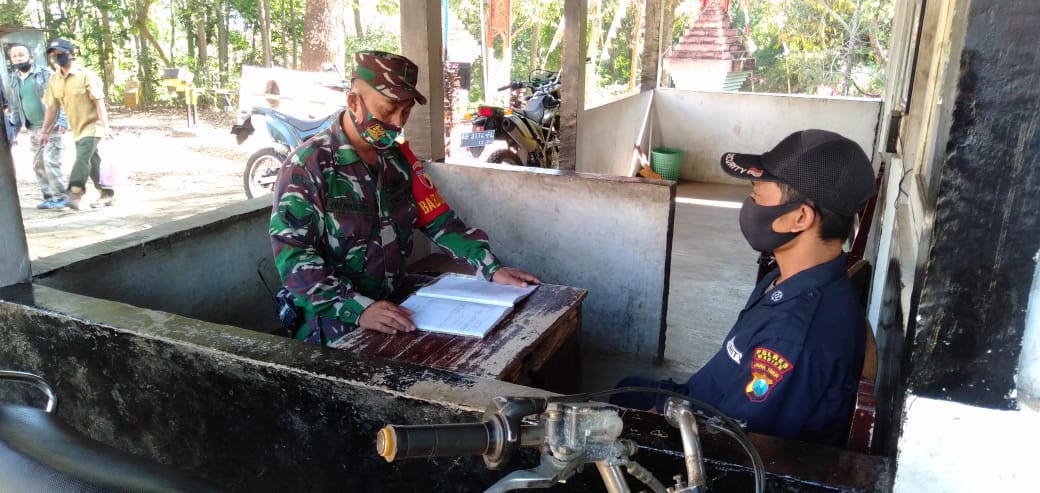 Sampaikan Himbau Kamtibmas dan Prokes Babinsa Kare Sambangi Satpam Perkebunan Kandangan