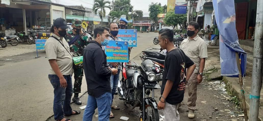 Cegah Penyebaran Covid-19, Babinsa Bersinergi dengan Bhabinkamtibmas Himbauan Prokes