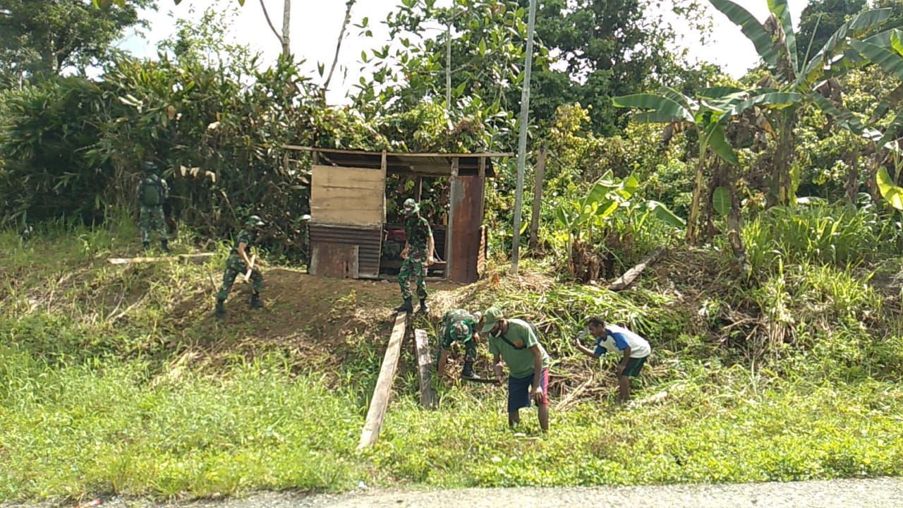 Sambut Natal, Satgas Yonif Raider 100/PS Bahu Membahu Bersama Warga Bersihkan Jalan Utama Kampung Yuwainda