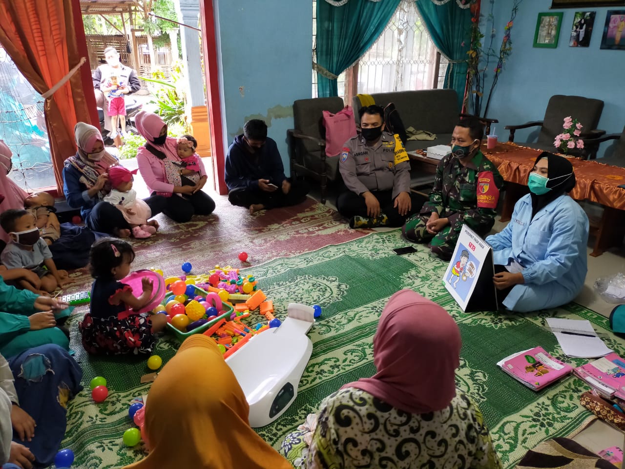 Di Tengah Pandemi Covid 19, Babinsa Koramil 0806/09 Tugu Aktif Dampingi Kegiatan Posyandu