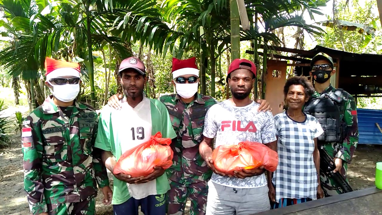 Ini Yang Dilakukan Satgas Yonif MR 413 Kostrad, Berbagi di Bulan Kasih