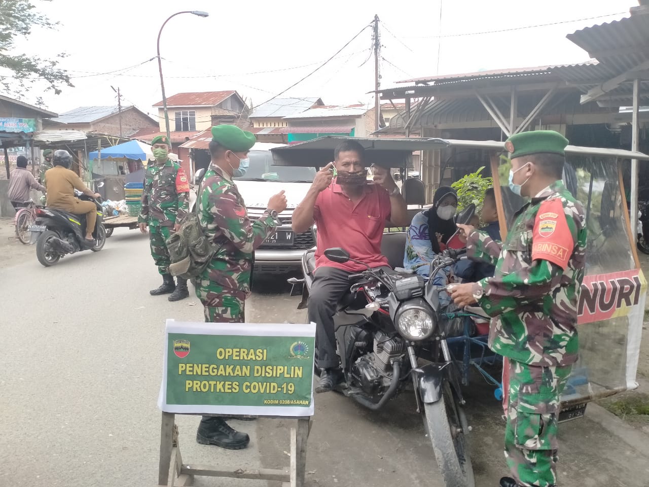 Cegah Penyebaran Covid-19, Babinsa Pulau Buaya Gelar Operasi Penegakan Disiplin Prokes