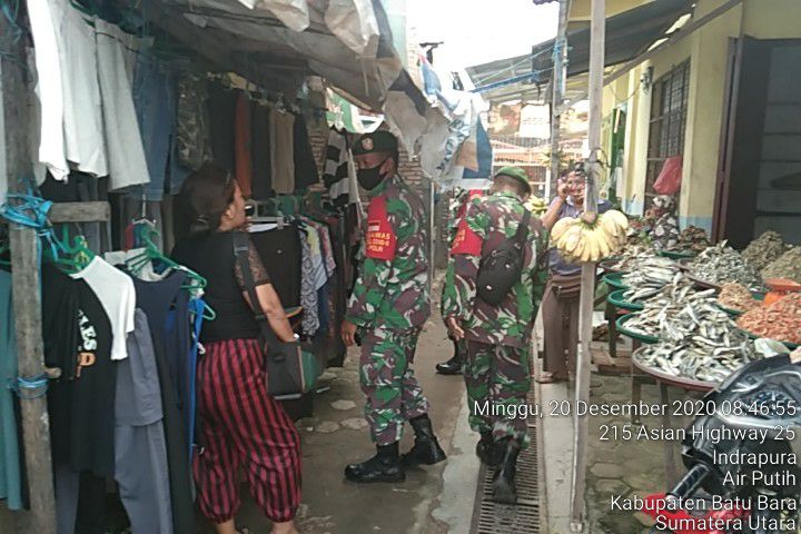 Berdialog Humanis Bersama Pengunjung Pasar, Babinsa Ajak Patuhi Prokes