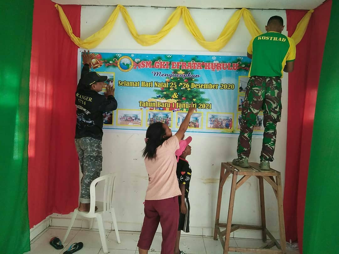 Menyambut Bulan Penuh Kasih Dan Damai, Satgas Yonif Para Raider 432 Kostrad Bantu Hiasi Gereja