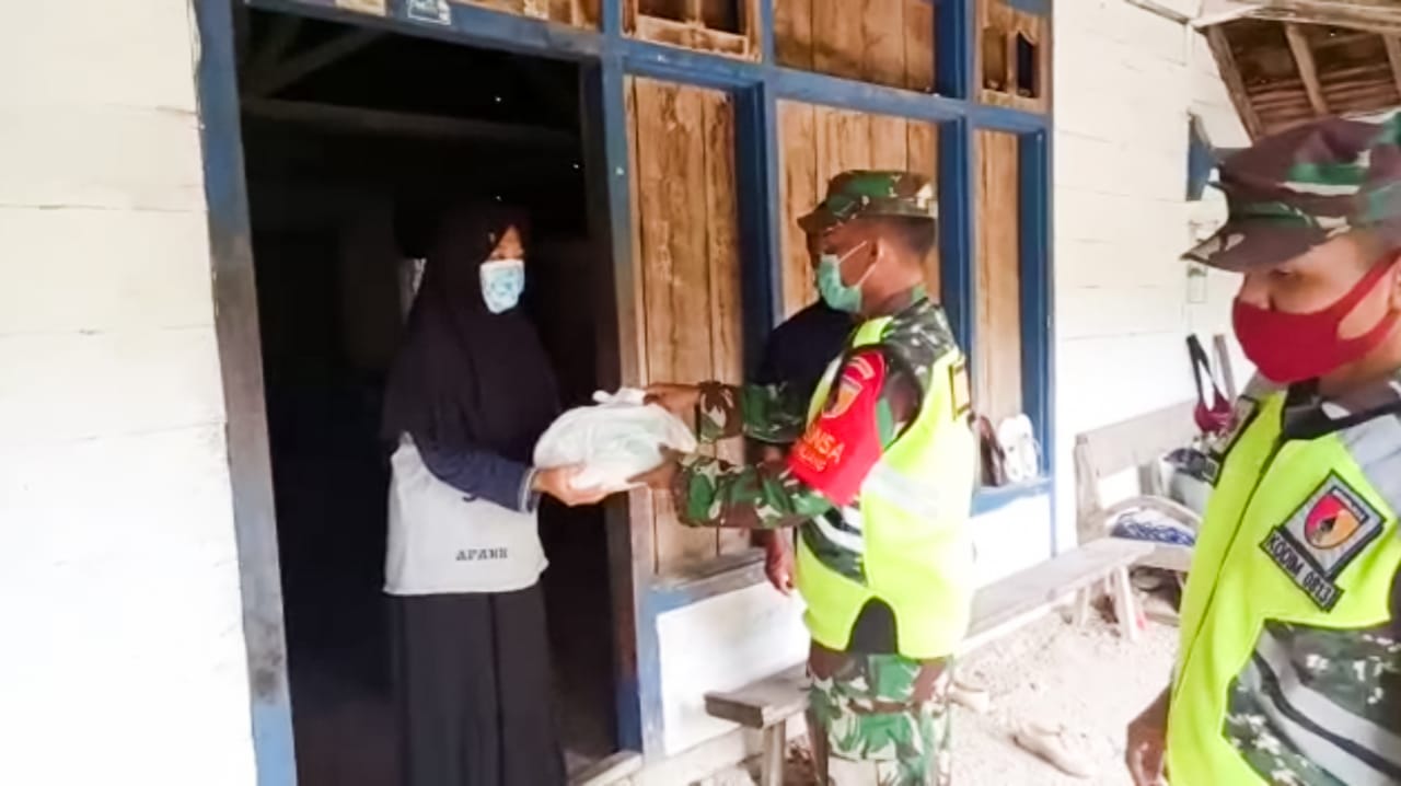 Koramil Kedungadem Bojonegoro Salurkan Bantuan Sembako Untuk Warga Dusun Malangbong