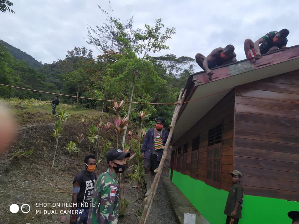 Satgas Pamrahwan Yonif 756/WMS Melakukan Perbaikan Gereja di Kampung Aroanop