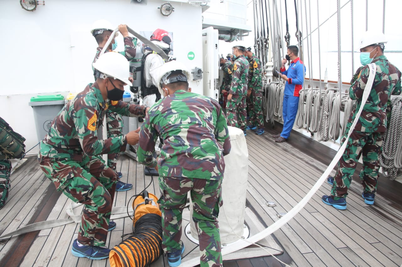 KRI Bima Suci Gelar Lomba Ketangkasan Peran Penyelamatan Kapal