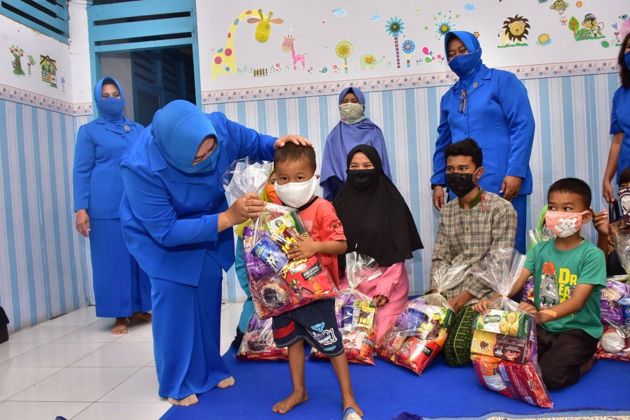 Pengurus Daerah Jalasenastri Armada III Santuni Yatim Piatu