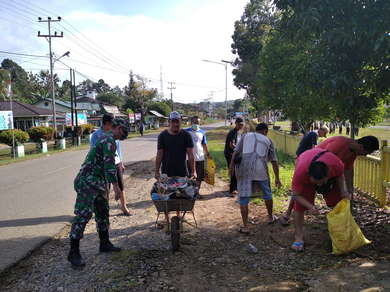 Peduli Kebersihan Lingkungan, Babinsa Lembang Bersama Warga Laksanakan Kerja Bhakti