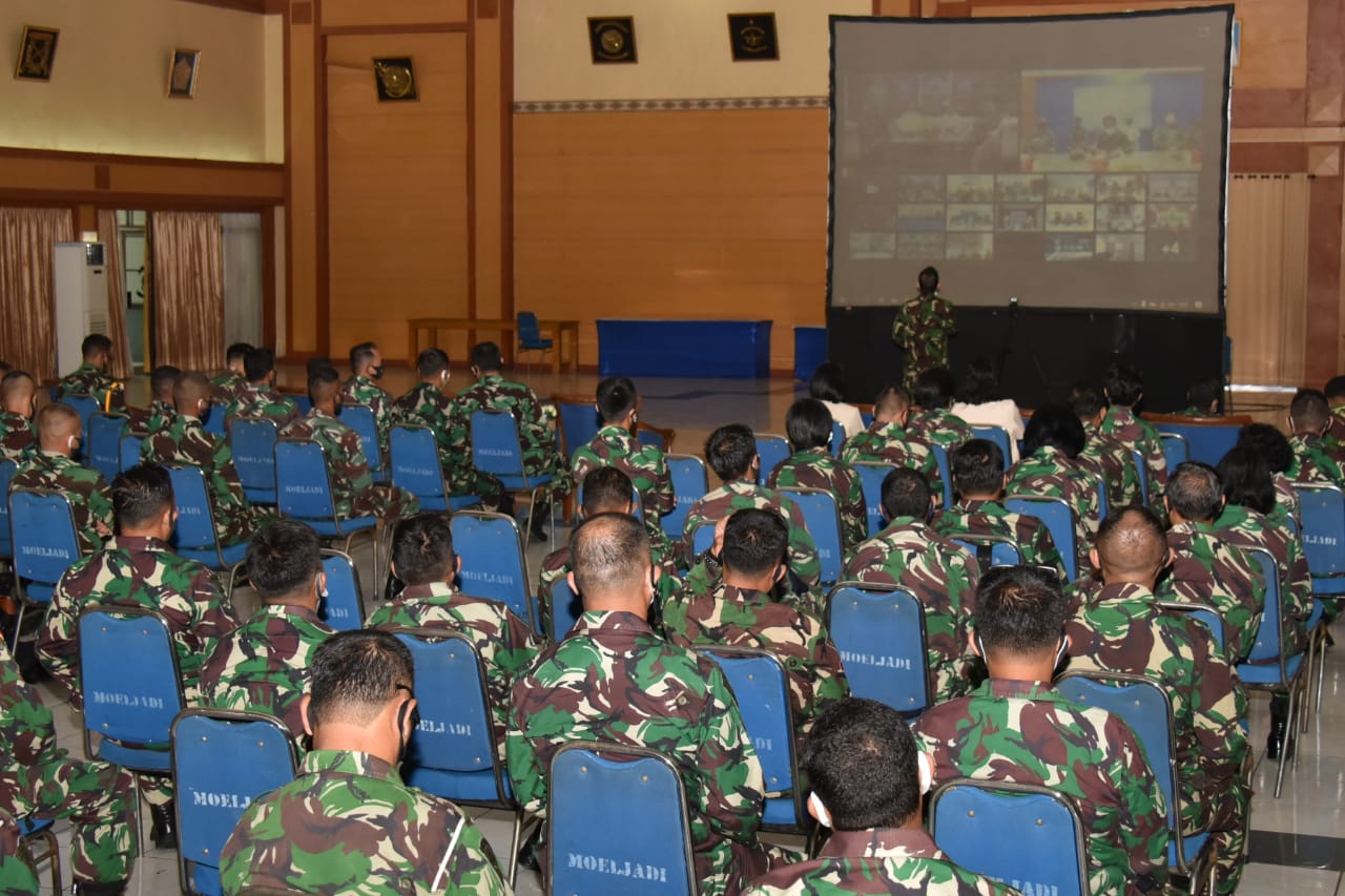 Prajurit dan PNS Nasrani Kodiklatal Sambut Natal dan Tahun Baru Melalui Vicon