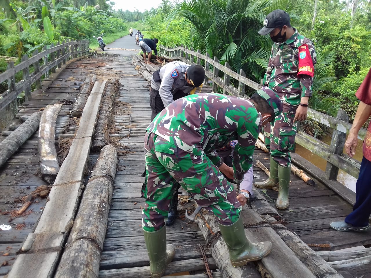 Perlancar Aktivitas Warga, Koramil Bahaur Gotong Royong Perbaiki Jembatan