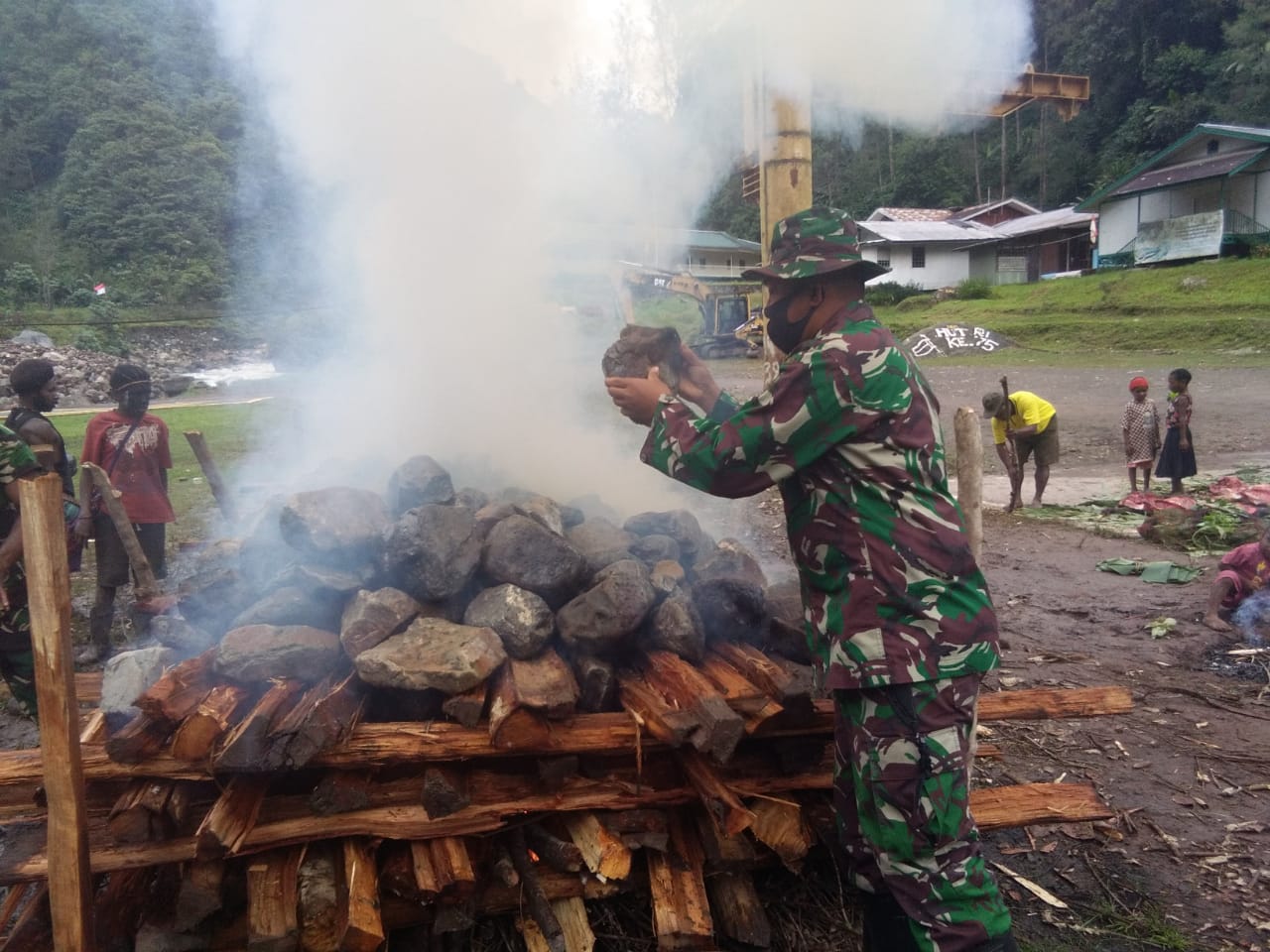 Pos Tsinga Satgas Pamrahwan Yonif 756/WMS Gelar Acara Bakar Batu Bersama Masyarakat