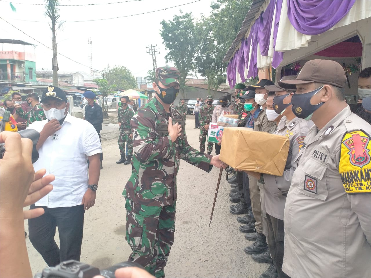 Dandim 0208/Asahan Bersama Muspida Kota Tanjung Balai Kunjungi Pos Pam Natal Dan Tahun Baru di Stasiun Kereta Api