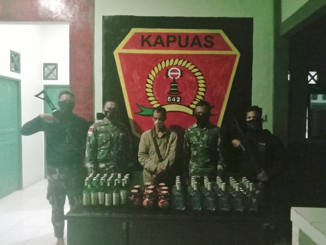 Satgas Pamtas Yonif 642/Kapuas Amankan Pelaku Penyelundupan Minuman Keras