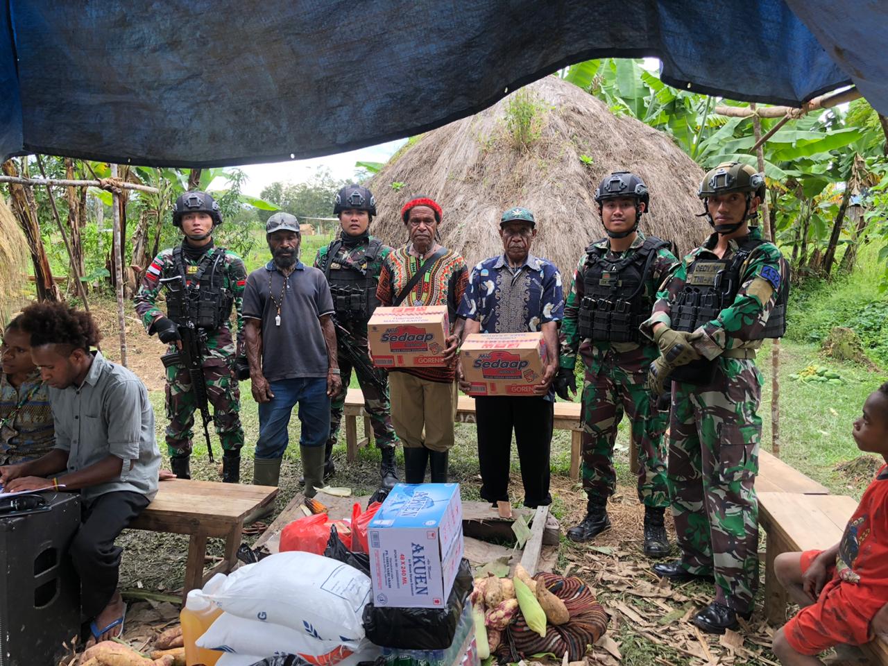 Satgas Yonif Para Raider 432 Kostrad Berbagi Bingkisan Natal Kepada Masyarakat Papua