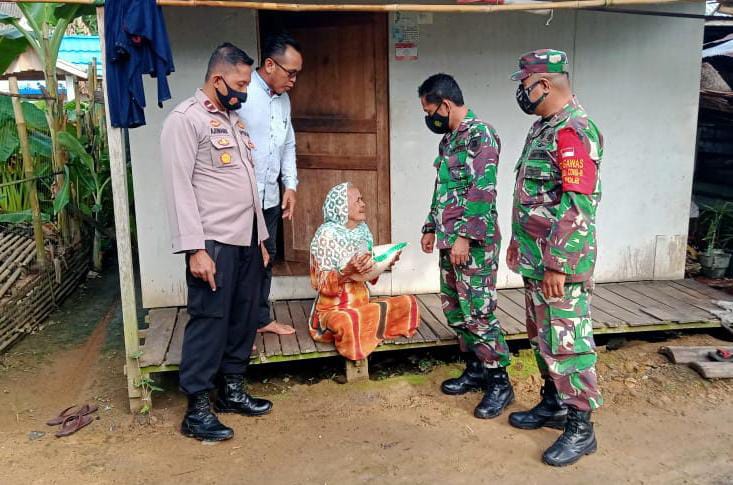 Plh. Danramil Haruyan dan Kapolsek Anjangsana Serta Bagikan Beras