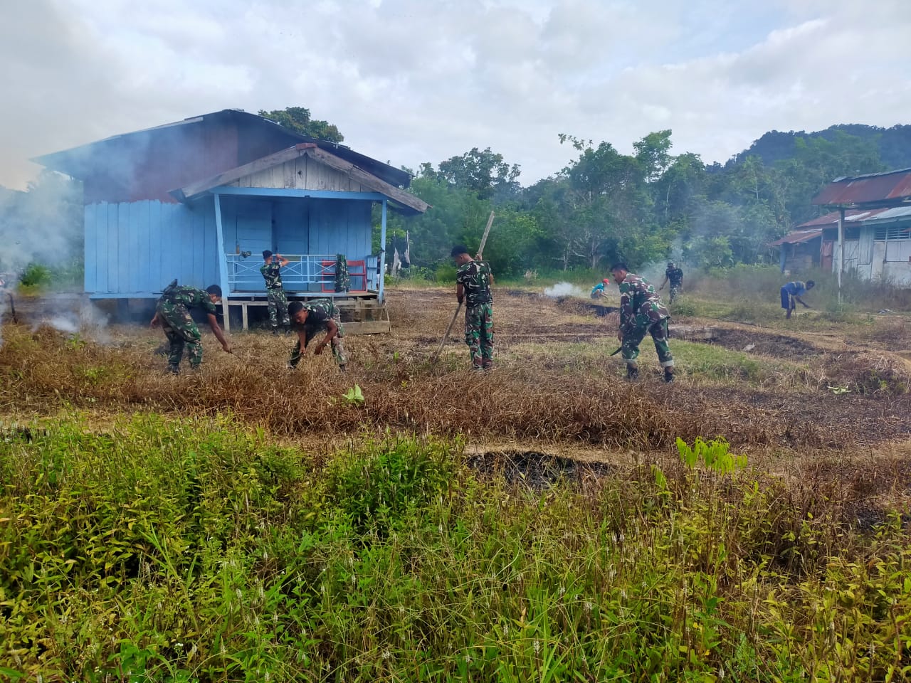 Karya Bakti Pos Towe Hitam Satgas Pamtas Yonif 312/KH Bersihkan Balai Kampung Di Perbatasan