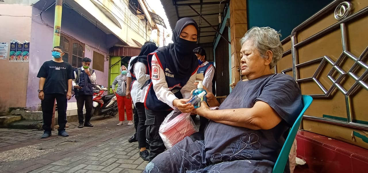 Peringati Hari Relawan, PMI Bagikan Masker, Hand Sanitizer dan Sabun Ke Warga Kampung Sejahtera