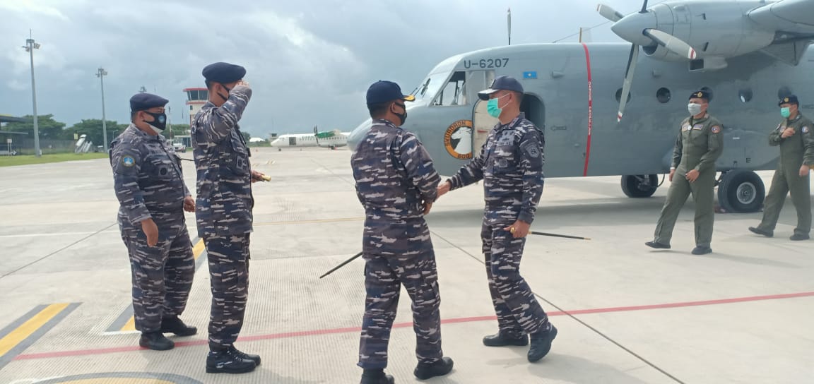 Danlanal Banyuwangi Sambut dan Dampingi Danguskamla Koarmada II Periksa Kesiapan KRI Operasi Pengamanan Laut