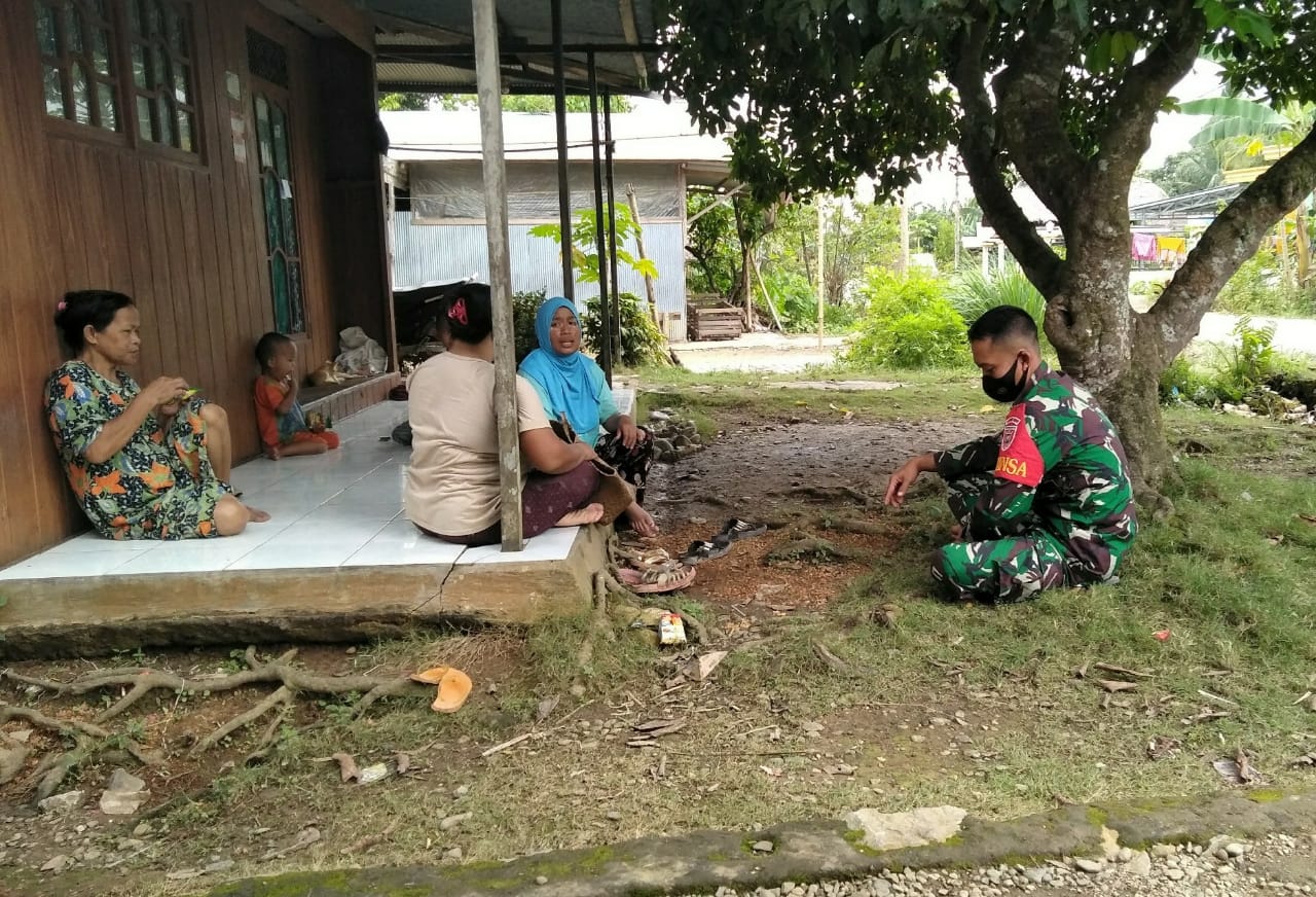 Komsos Dengan Ibu-Ibu Di Desa Binaan, Serda Sugiarto Sampaikan Pentingnya Pakai Masker