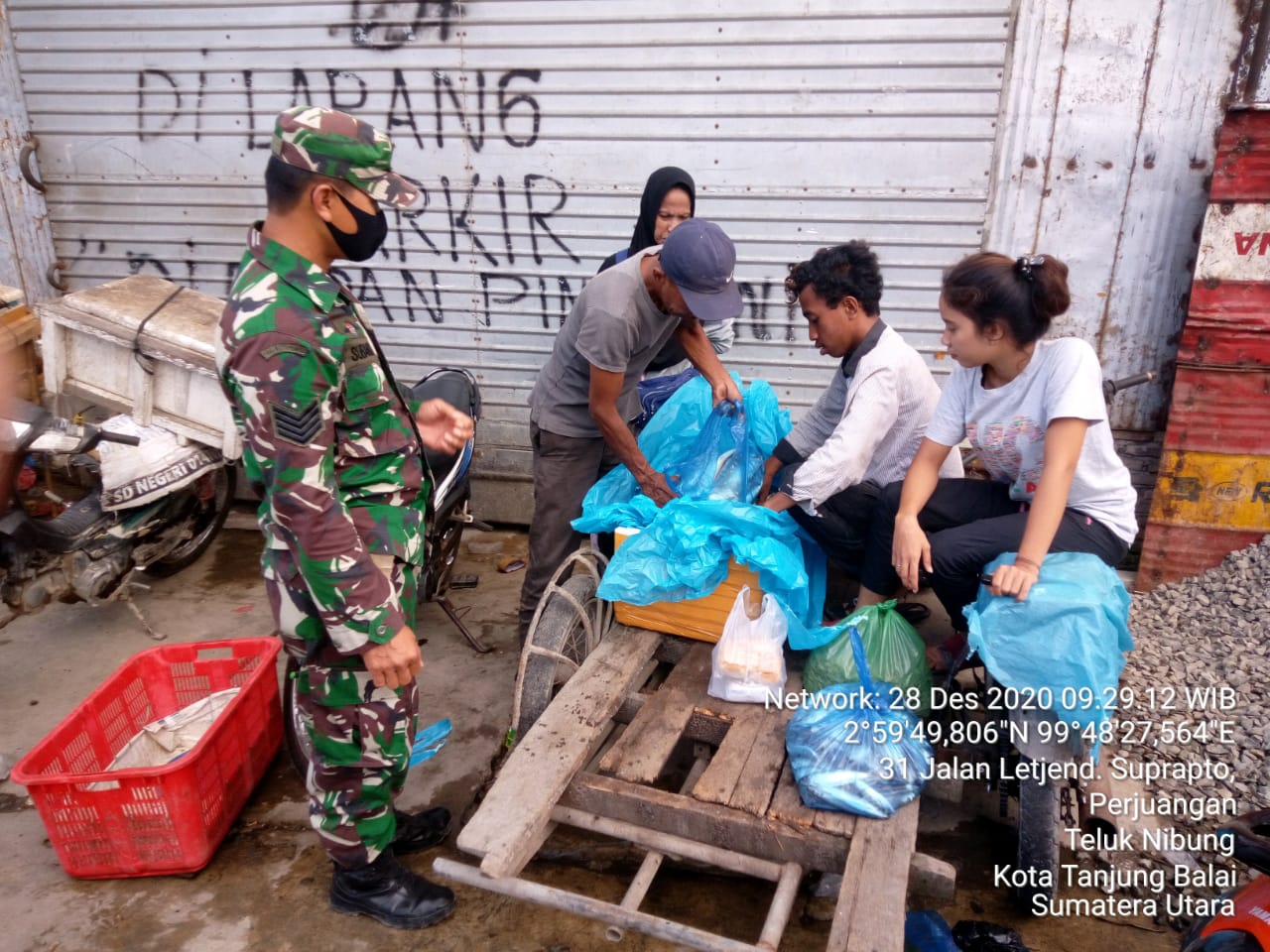 Komsos Bersama Pedagang Ikan, Edukasi Covid-19 dan Patuhi Prokes