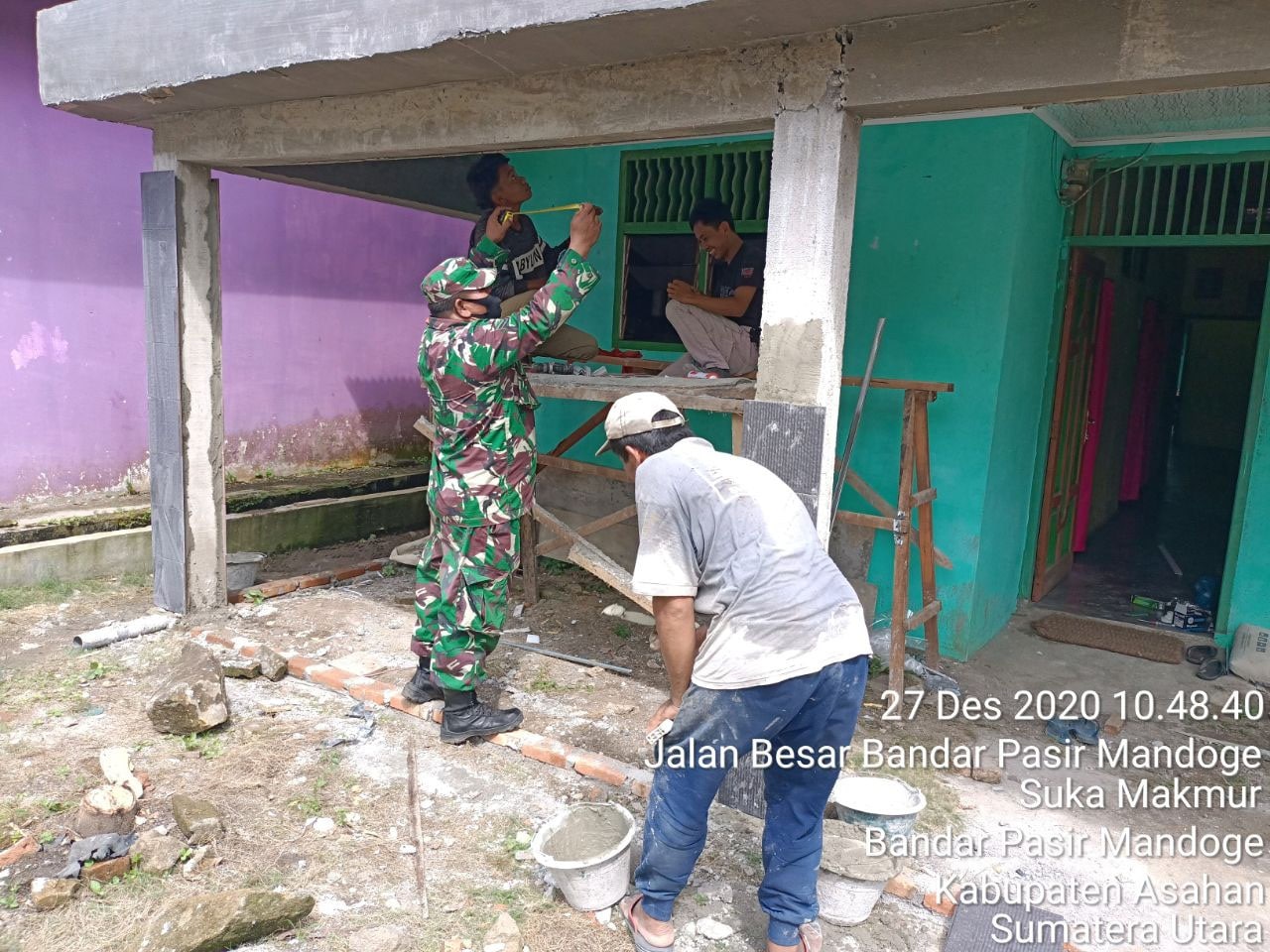 Komsos Interaktif dan Membantu Warga Bekerja Bangun Rumah