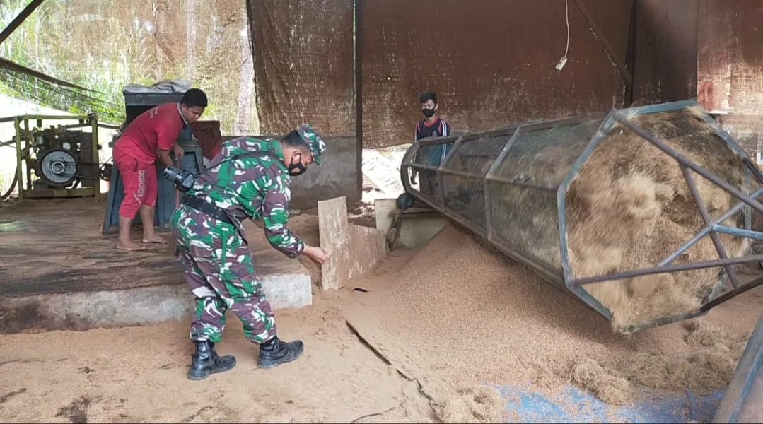 Peduli Lingkungan, Babinsa Tanjung Tengah Komsos Pengelola Serabut Kelapa