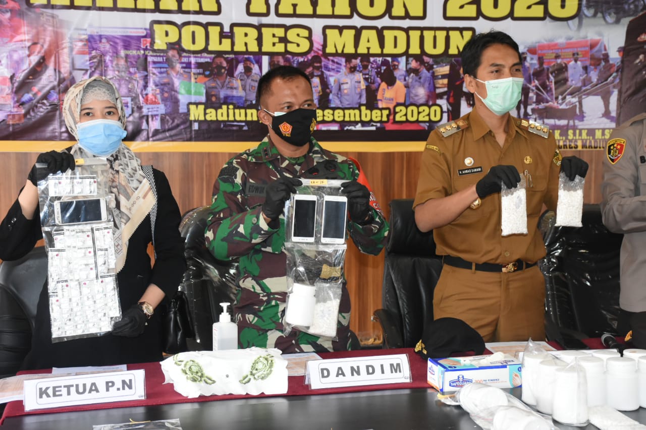 Jelang Tahun Baru 2021 Dandim 0803/Madiun Hadiri Pers Release Kamtibmas 2020 dan Pemusnahan Miras