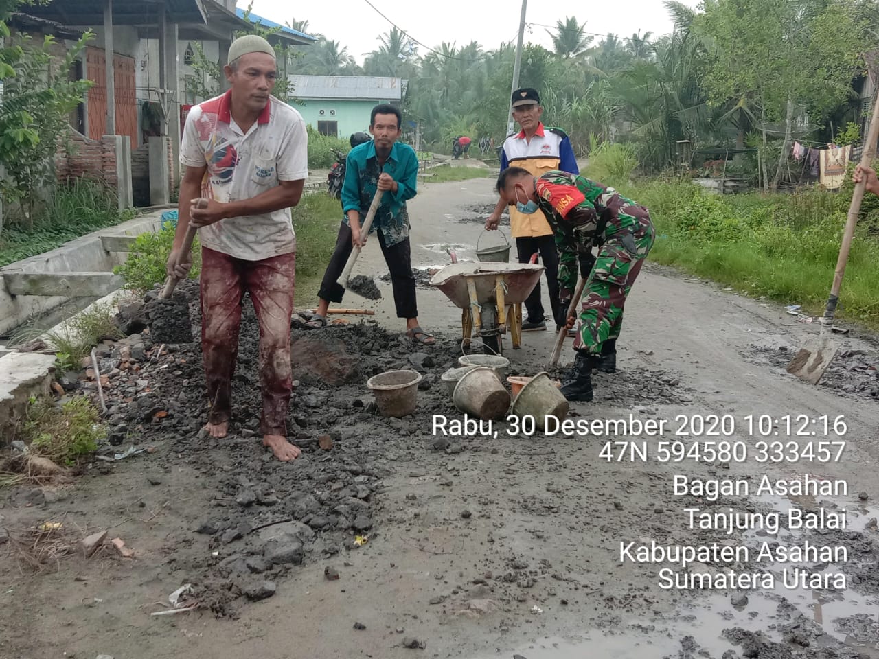 Gotong Royong Perbaiki Jalan Rusak di Wilayah Binaan