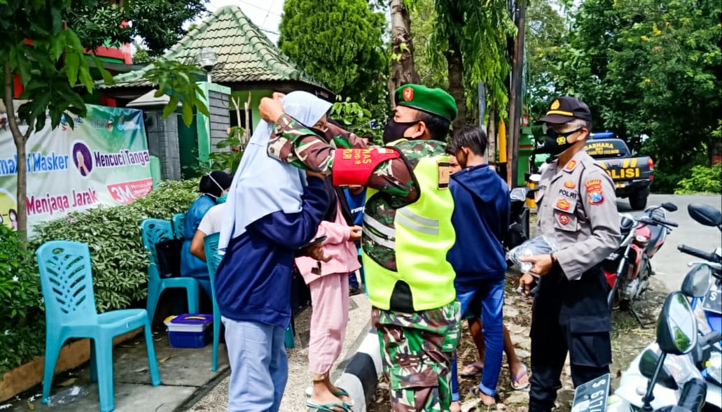 Petugas Gabungan Di Kecamatan Dander Bojonegoro Laksanakan Operasi Gakplin Protkes