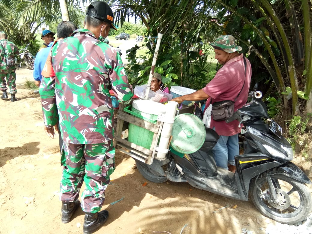 Berkeliling Kampung, Cara Babinsa Parit Ingatkan Masyarakat Terapkan Protkes