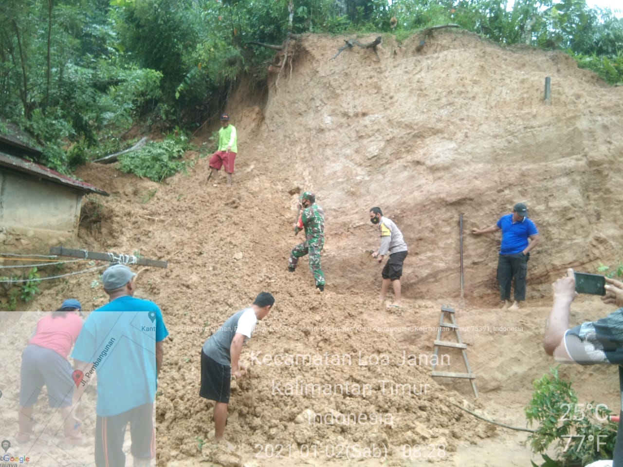 Longsor Menimpa Rumah Warga, Babinsa dan Bhabinkamtibmas Turun Tangan