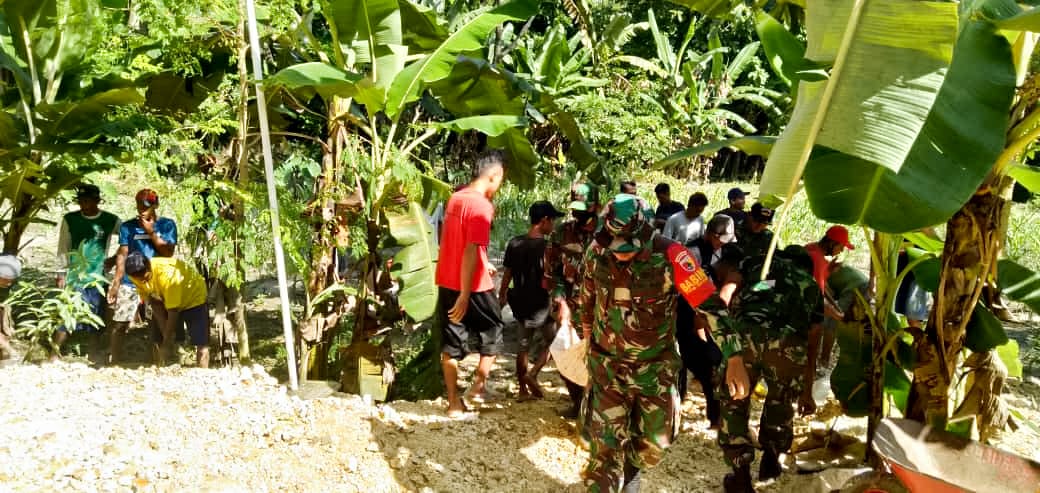 Bersama Warga Desa Kepoh, Anggota Koramil Kepohbaru Bojonegoro Gotong Royong Perbaiki Jalan Poros Desa