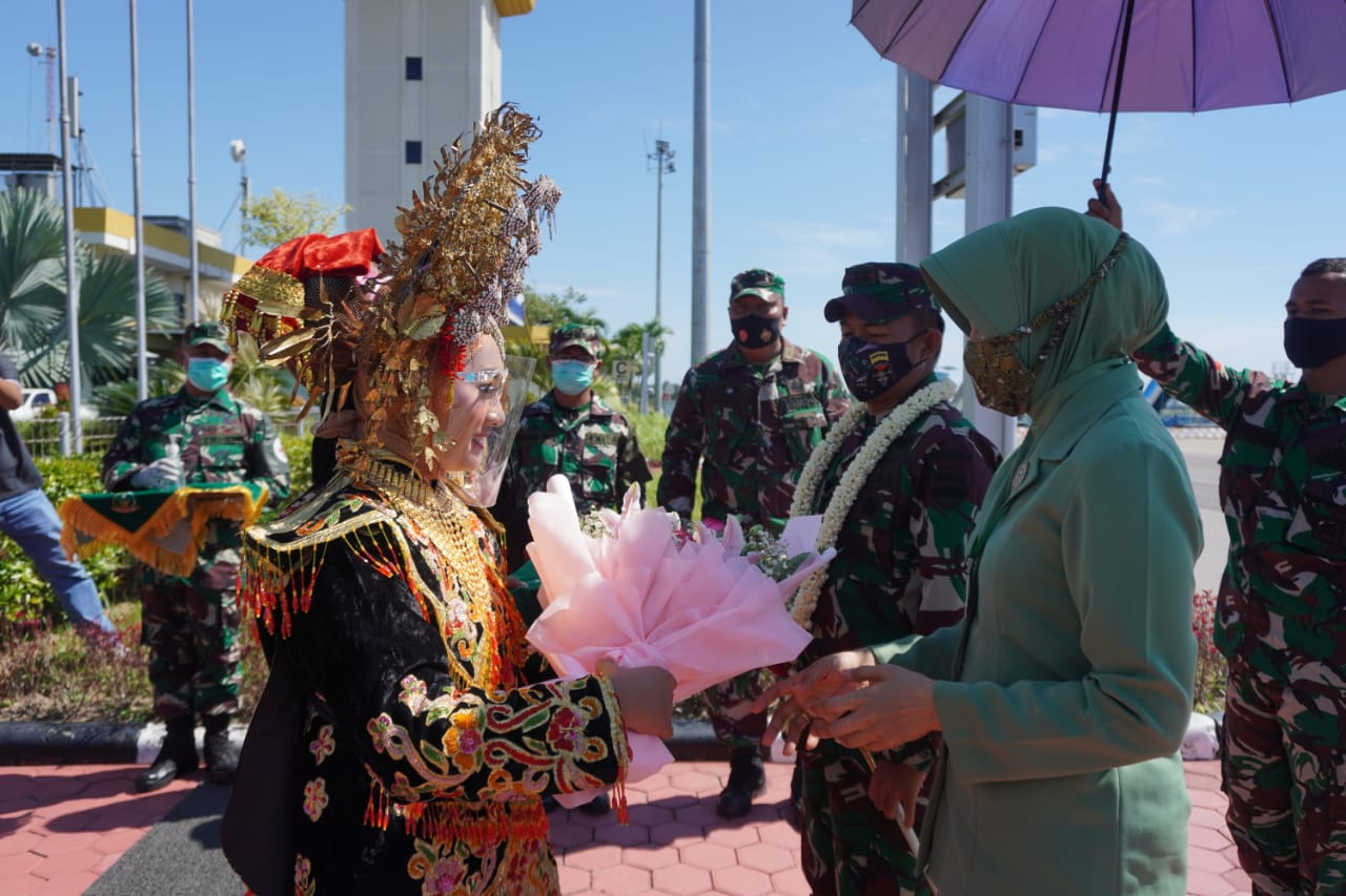 Danrem 032/Wbr Bersama Forkopimda Sumbar Sambut Kedatangan Pangdam di BIM