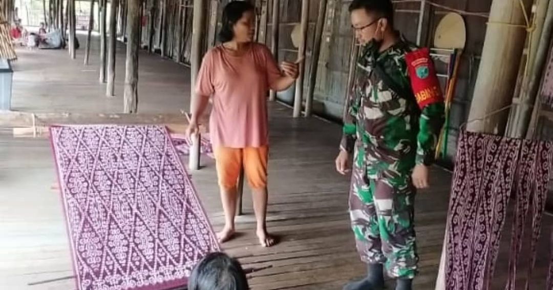 Dampingi Pengrajin, Upaya Babinsa Gemba Raya Lestarikan Tenun Ikat Khas Dayak