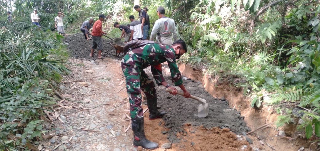 Budayakan Gotong Royong, Sertu Nasrul Ekoni Bersama Warga Timbun Jalan Berlubang