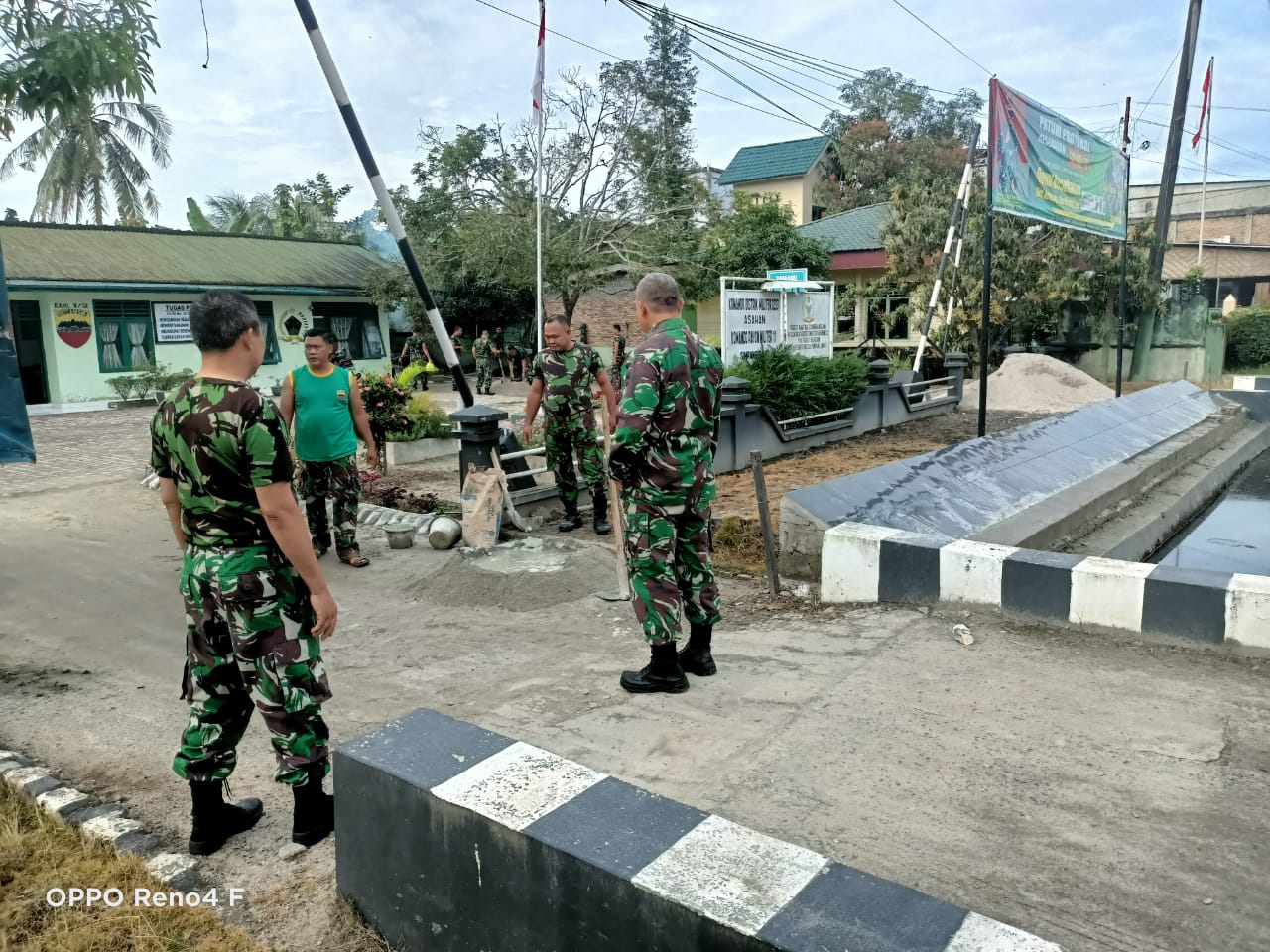 Personel Jajaran Kodim 0208/Asahan Koramil 11/SE Laksanakan Pembenahan Pangkalan