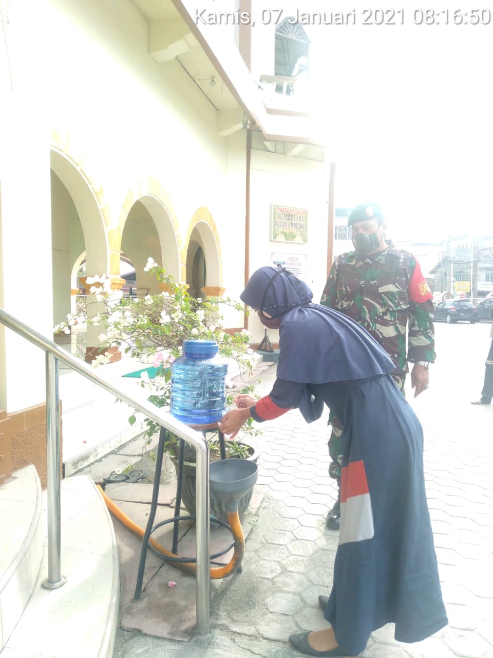 Dengan Pendekatan Yang Tepat, Personel Jajaran Kodim 0208/Asahan Edukasi Warga Tentang Pentingnya Pakai Masker