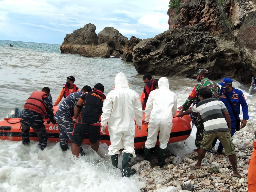 Prajurit Lanal Pulau Rote Evakuasi Korban Laka Laut